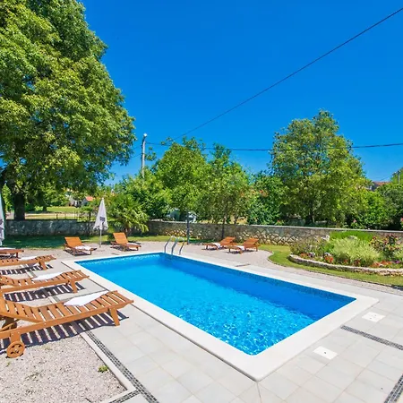 Giovanna, A Charming With Pool In A Beautiful Landscaped Garden