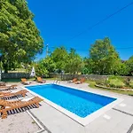 Giovanna, A Charming With Pool In A Beautiful Landscaped Garden