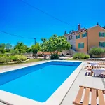 Prázdninový dům Giovanna, A Charming With Pool In A Beautiful Landscaped Garden Šumber