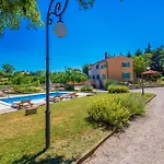 Giovanna, A Charming With Pool In A Beautiful Landscaped Garden Šumber