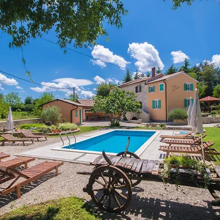 Giovanna, A Charming With Pool In A Beautiful Landscaped Garden