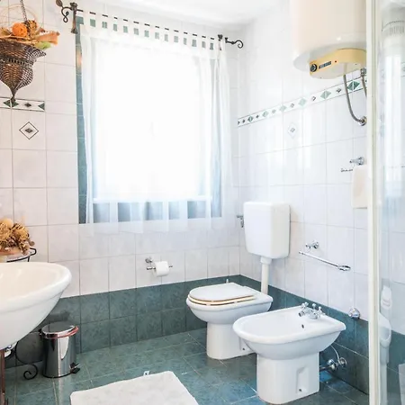 בית נופש Giovanna, A Charming With Pool In A Beautiful Landscaped Garden *