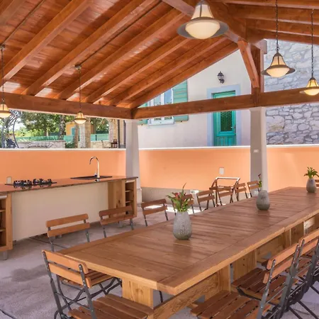 Giovanna, A Charming With Pool In A Beautiful Landscaped Garden Šumber