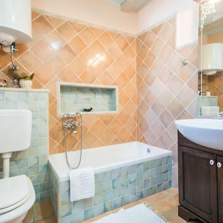 בית נופש Giovanna, A Charming With Pool In A Beautiful Landscaped Garden