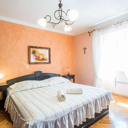 Giovanna, A Charming With Pool In A Beautiful Landscaped Garden Šumber