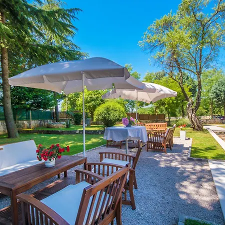 Giovanna, A Charming With Pool In A Beautiful Landscaped Garden בית נופש