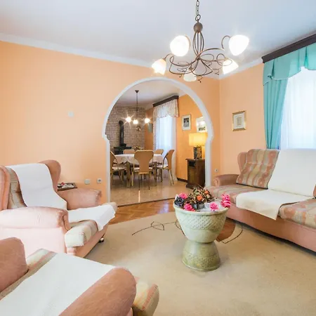 בית נופש Giovanna, A Charming With Pool In A Beautiful Landscaped Garden