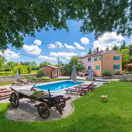 Giovanna, A Charming With Pool In A Beautiful Landscaped Garden Šumber