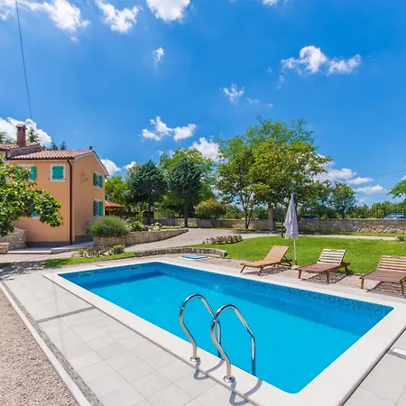 Giovanna, A Charming With Pool In A Beautiful Landscaped Garden
