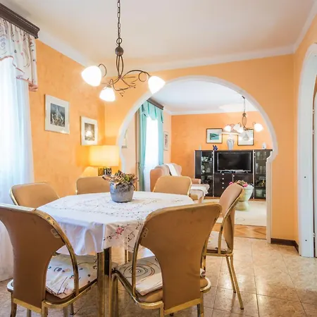 בית נופש Giovanna, A Charming With Pool In A Beautiful Landscaped Garden