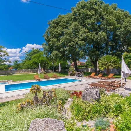 בית נופש Giovanna, A Charming With Pool In A Beautiful Landscaped Garden