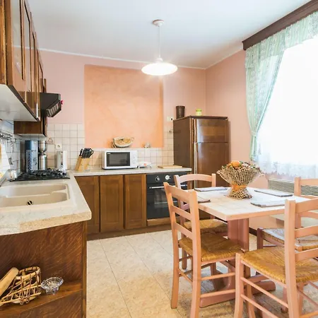 בית נופש Giovanna, A Charming With Pool In A Beautiful Landscaped Garden *