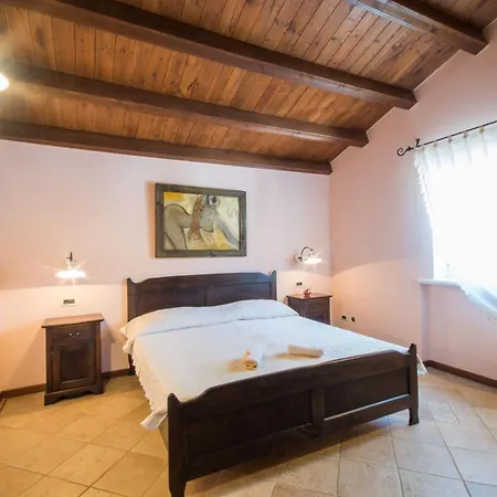 Giovanna, A Charming With Pool In A Beautiful Landscaped Garden Sumber