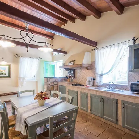 Giovanna, A Charming With Pool In A Beautiful Landscaped Garden