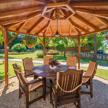 בית נופש Giovanna, A Charming With Pool In A Beautiful Landscaped Garden Šumber
