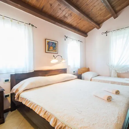 בית נופש Giovanna, A Charming With Pool In A Beautiful Landscaped Garden