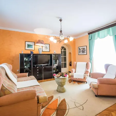 בית נופש Giovanna, A Charming With Pool In A Beautiful Landscaped Garden Šumber