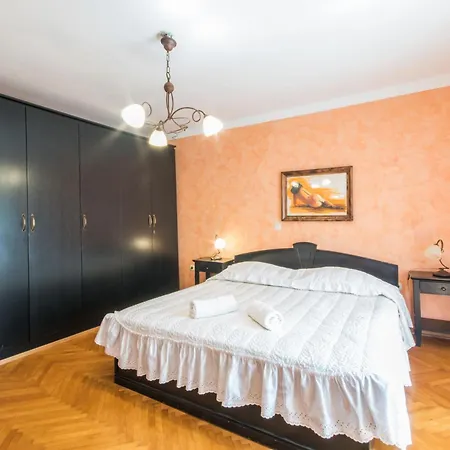 בית נופש Giovanna, A Charming With Pool In A Beautiful Landscaped Garden