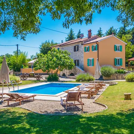 Giovanna, A Charming With Pool In A Beautiful Landscaped Garden *