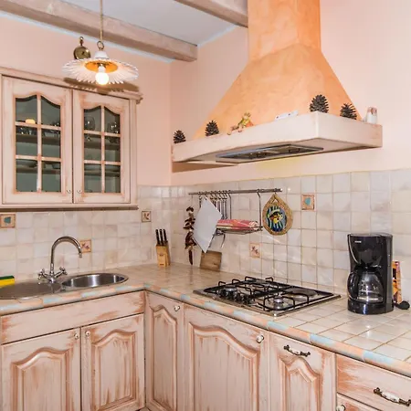 בית נופש Giovanna, A Charming With Pool In A Beautiful Landscaped Garden