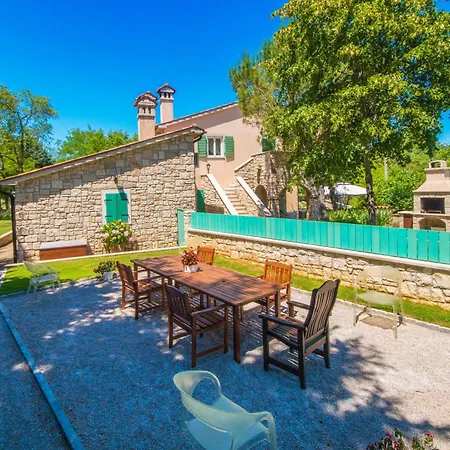 Giovanna, A Charming With Pool In A Beautiful Landscaped Garden Šumber