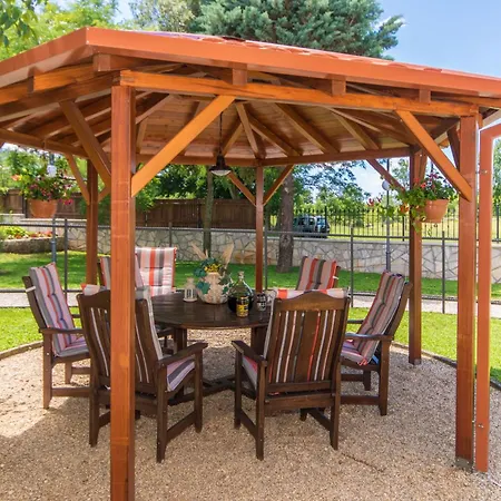 Giovanna, A Charming With Pool In A Beautiful Landscaped Garden בית נופש Šumber