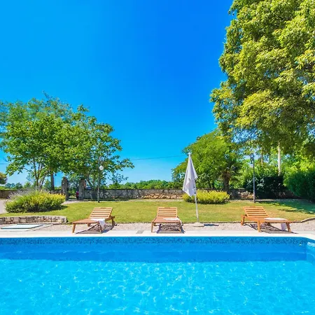 Giovanna, A Charming With Pool In A Beautiful Landscaped Garden